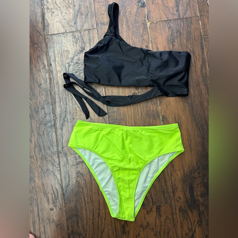 Black One-Shoulder Bikini Top and Neon Green High-Wais Bottoms <<<154>>>